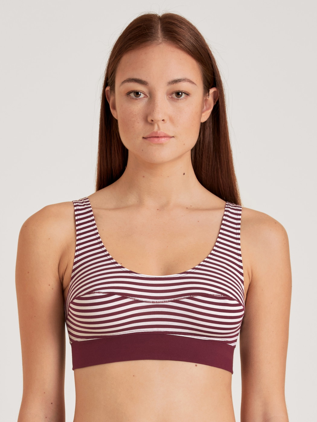 Le mannequin Femme porte le/la Brassière en Coton de couleur Rouge, Rayée, de la série Elastic de CALIDA, Vue de face