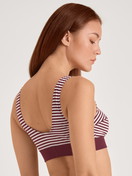 Le mannequin Femme porte le/la Brassière en Coton de couleur Rouge, Rayée, de la série Elastic de CALIDA, Vue arrière