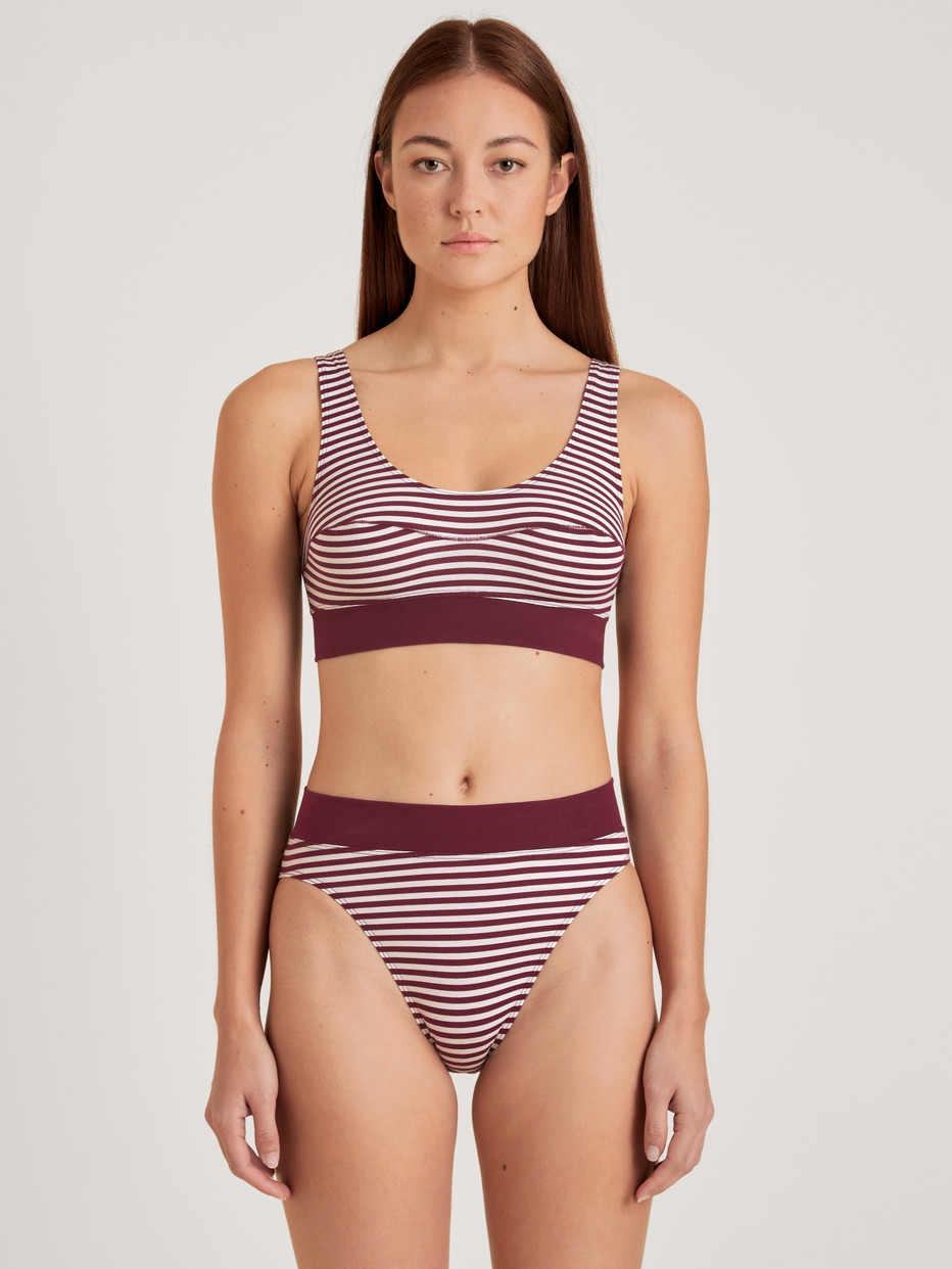 Damen-Model trägt Bustier mit Softbund aus Baumwolle in Rot, Gestreift aus Serie Elastic von CALIDA, Vorderansicht, Outfit