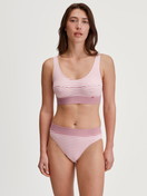 Damen-Model trägt Bustier mit Softbund aus Baumwolle in Rosa, Gestreift aus Serie Elastic von CALIDA, Outfit