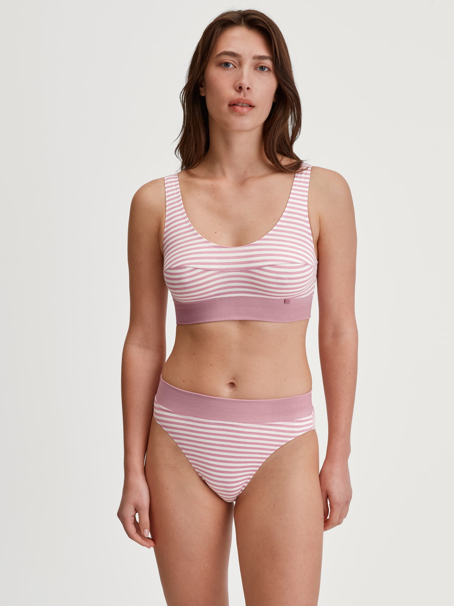 Damen-Model trägt Bustier mit Softbund aus Baumwolle in Rosa, Gestreift aus Serie Elastic von CALIDA, Outfit