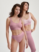 Damen-Model trägt Bustier mit Softbund aus Baumwolle in Rosa, Gestreift aus Serie Elastic von CALIDA, Zusatzbild