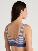 Damen-Model trägt Bustier mit Softbund aus Baumwolle in Blau, Gestreift aus Serie Elastic von CALIDA, Rückansicht