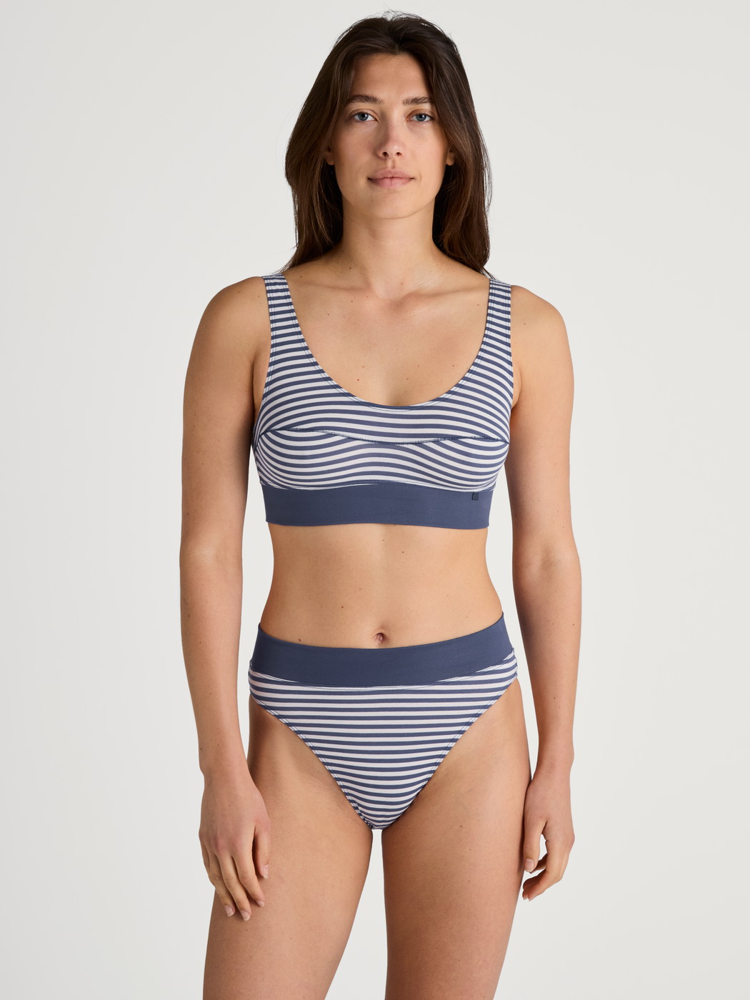 Damen-Model trägt Bustier mit Softbund aus Baumwolle in Blau, Gestreift aus Serie Elastic von CALIDA, Outfit
