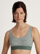 Damen-Model trägt Bustier mit Softbund aus Baumwolle in Grün, Gestreift aus Serie Elastic von CALIDA, Vorderansicht