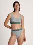 Damen-Model trägt Bustier mit Softbund aus Baumwolle in Grün, Gestreift aus Serie Elastic von CALIDA, Outfit