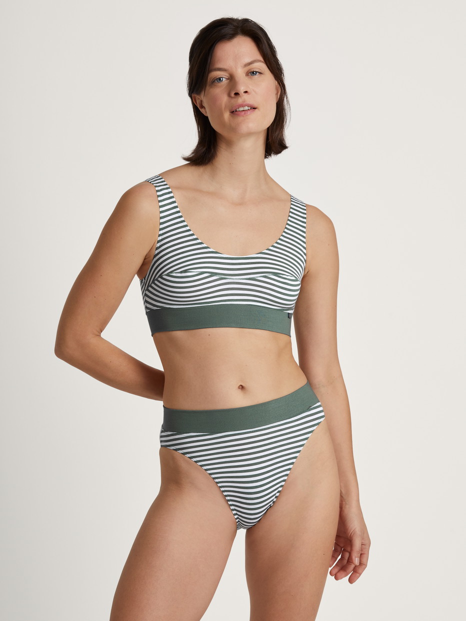 Damen-Model trägt Bustier mit Softbund aus Baumwolle in Grün, Gestreift aus Serie Elastic von CALIDA, Outfit