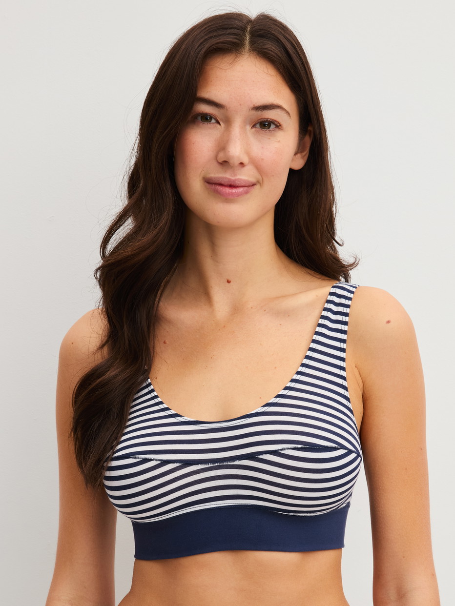 Le mannequin Femme porte le/la Brassière en Coton de couleur Bleu, Rayée, de la série Elastic Special de CALIDA, Vue de face