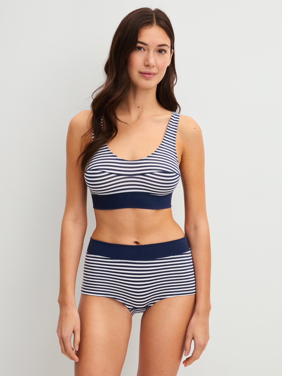 Le mannequin Femme porte le/la Brassière en Coton de couleur Bleu, Rayée, de la série Elastic Special de CALIDA, Tenue