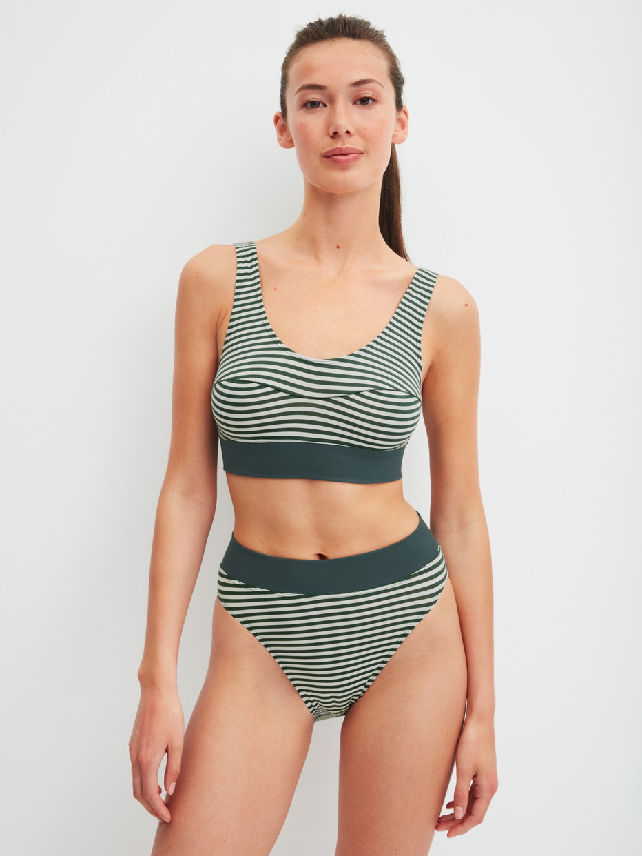 Damen-Model trägt Bustier mit Softbund aus Baumwolle in Grün, Gestreift aus Serie Elastic Special von CALIDA, Outfit