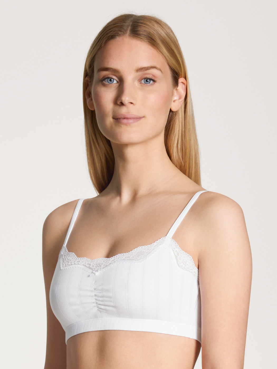 Le mannequin Femme porte le/la Brassière en Coton de couleur Blanc, Dentelle, de la série Etude Toujours de CALIDA, Vue de face