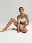 Le mannequin Femme porte le/la Brassière en Coton de couleur Blanc, Dentelle, de la série Etude Toujours de CALIDA, Vue de face