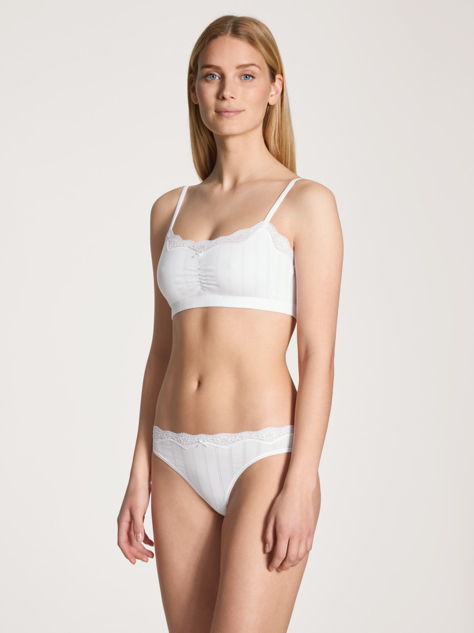 Damen-Model trägt Bustier aus Baumwolle in Weiß, Spitze aus Serie Etude Toujours von CALIDA, Vorderansicht, Outfit
