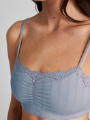 Damen-Model trägt Bustier aus Baumwolle in Blau, Spitze aus Serie Etude Toujours von CALIDA, Detail