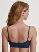 Damen-Model trägt Bustier aus Baumwolle in Blau, Spitze aus Serie Etude Toujours von CALIDA, Rückansicht
