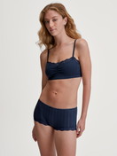 Damen-Model trägt Bustier aus Baumwolle in Blau, Spitze aus Serie Etude Toujours von CALIDA, Outfit