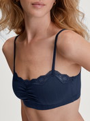 Damen-Model trägt Bustier aus Baumwolle in Blau, Spitze aus Serie Etude Toujours von CALIDA, Detail