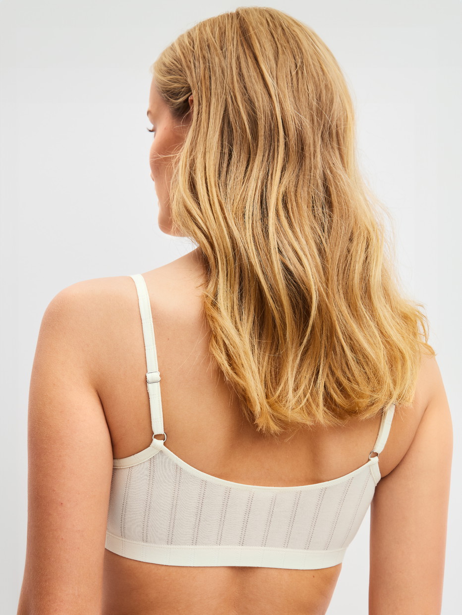 Damen-Model trägt Bustier aus Baumwolle in Beige, Spitze aus Serie Etude Toujours von CALIDA, Rückansicht