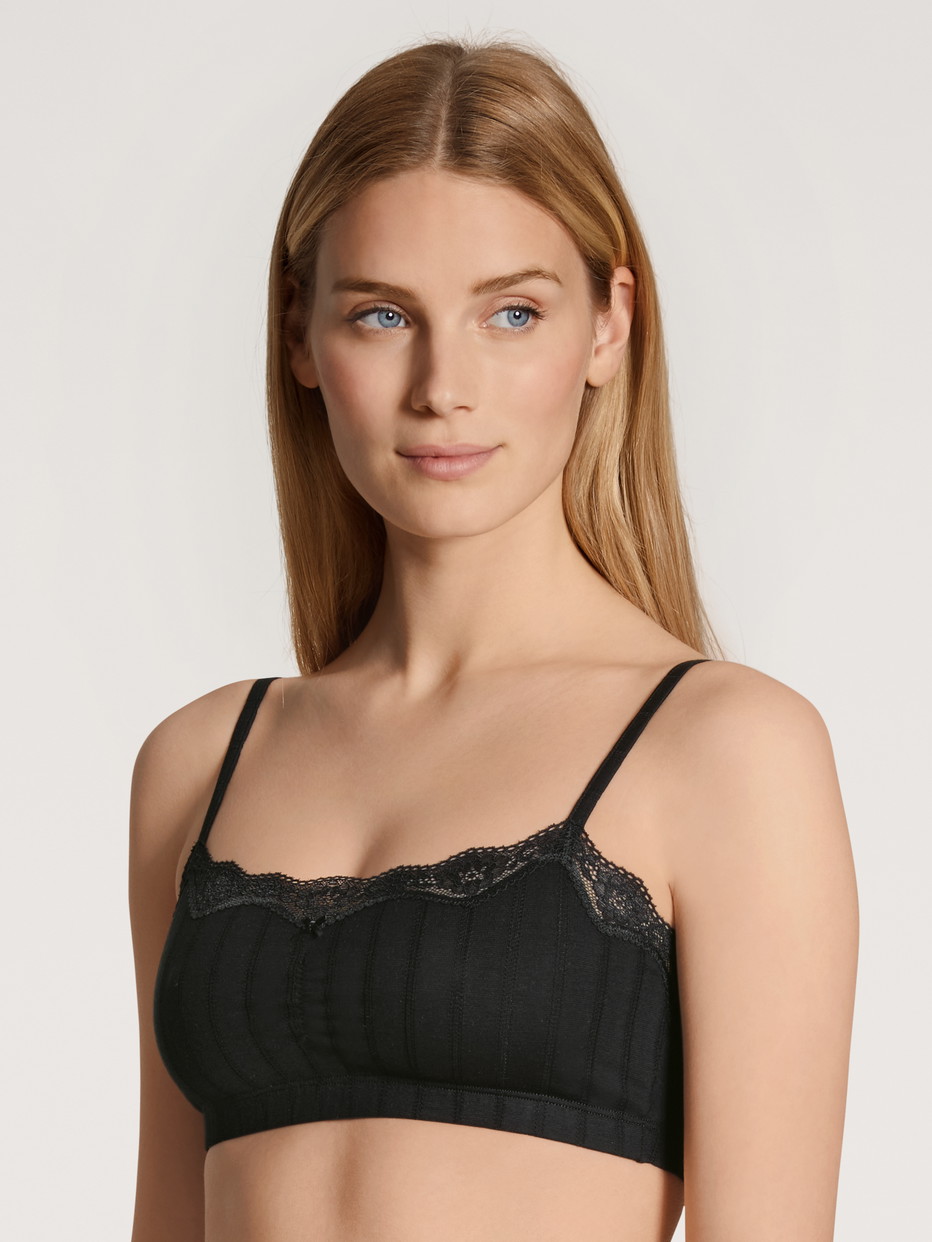 Damen-Model trägt Bustier aus Baumwolle in Schwarz, Spitze aus Serie Etude Toujours von CALIDA, Vorderansicht
