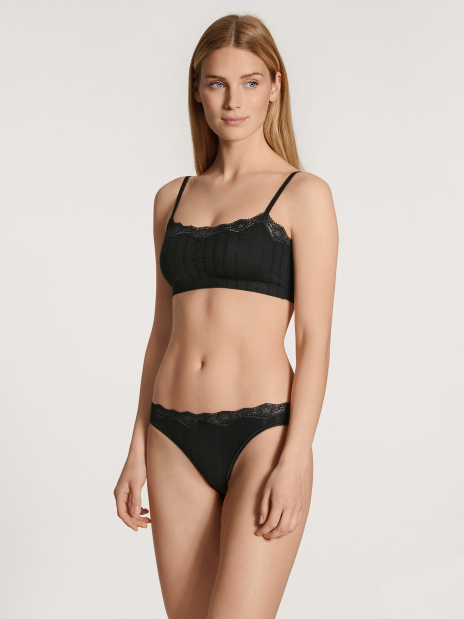 Damen-Model trägt Bustier aus Baumwolle in Schwarz, Spitze aus Serie Etude Toujours von CALIDA, Outfit, Vorderansicht
