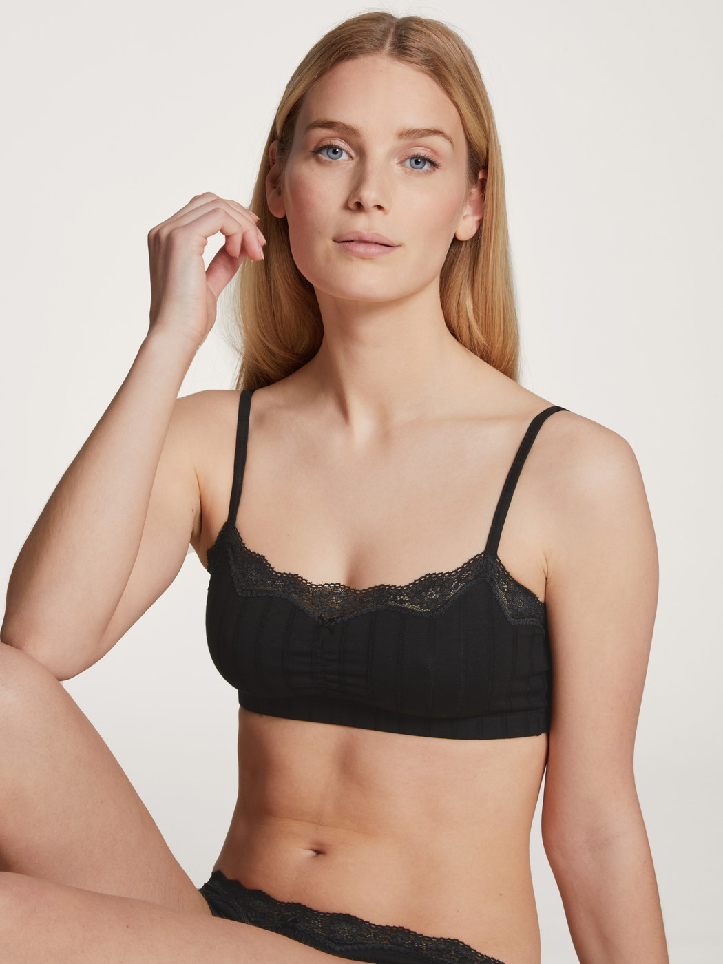 Damen-Model trägt Bustier aus Baumwolle in Schwarz, Spitze aus Serie Etude Toujours von CALIDA, Outfit, Vorderansicht