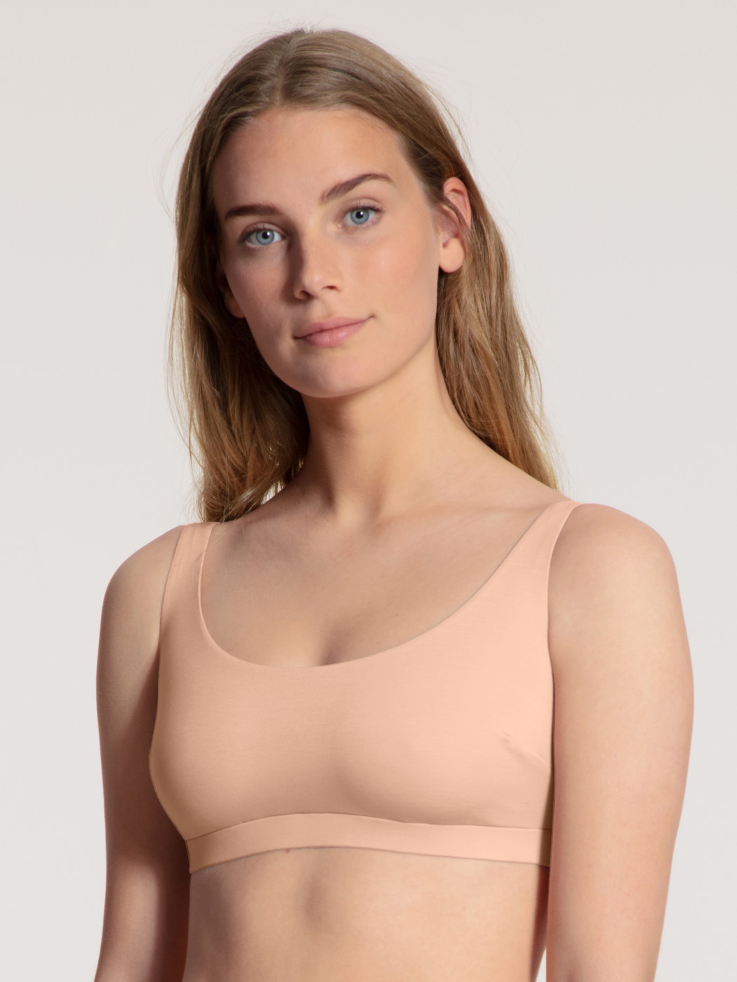 Le mannequin Femme porte le/la Brassière en Modal de couleur Beige, Unicolore, de la série Natural Skin de CALIDA, Vue de face