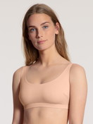 Le mannequin Femme porte le/la Brassière en Modal de couleur Beige, Unicolore, de la série Natural Skin de CALIDA, Vue de face