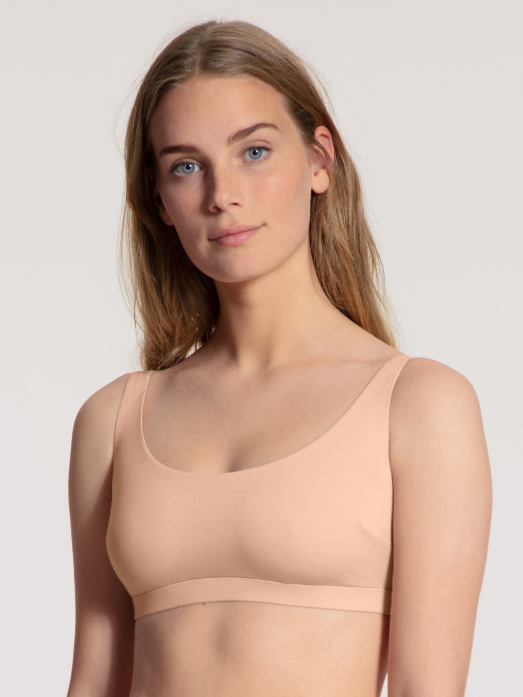 La modella / Il modello Donna indossa Bustier in Modal di colore Beige, Tinta unita, della serie Natural Skin di CALIDA, Vista frontale