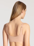 Le mannequin Femme porte le/la Brassière en Modal de couleur Beige, Unicolore, de la série Natural Skin de CALIDA, Vue arrière