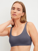 Damen-Model trägt Bustier aus TENCEL™ in Blau, Einfarbig aus Serie Natural Skin von CALIDA, Vorderansicht