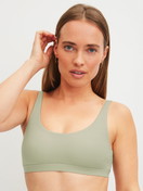 Damen-Model trägt Bustier aus Modal in Grün, Einfarbig aus Serie Natural Skin von CALIDA, Vorderansicht