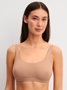 Le mannequin Femme porte le/la Brassière en Modal de couleur Marron, Unicolore, de la série Natural Skin de CALIDA, Vue de face