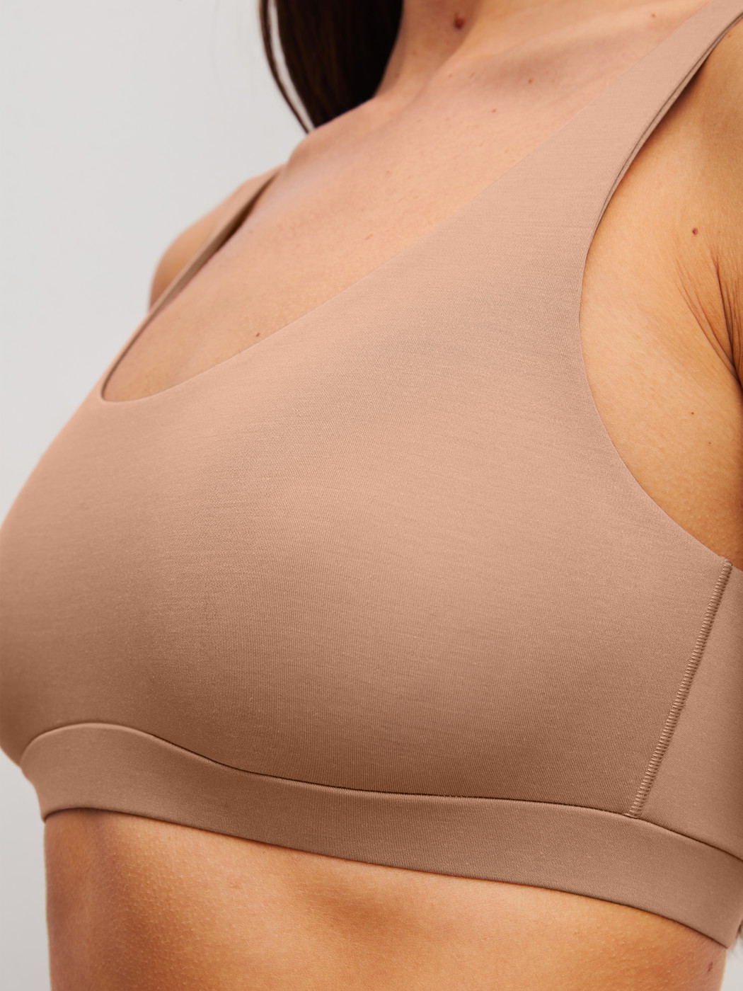 Le mannequin Femme porte le/la Brassière en Modal de couleur Marron, Unicolore, de la série Natural Skin de CALIDA, Détail
