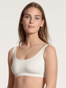 Le mannequin Femme porte le/la Brassière en Modal de couleur Blanc, Unicolore, de la série Natural Skin de CALIDA, Vue de face