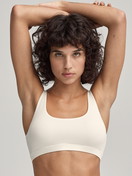 Le mannequin Femme porte le/la Brassière en Modal de couleur Blanc, Unicolore, de la série Natural Skin de CALIDA, Vue de face