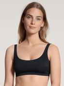 Le mannequin Femme porte le/la Brassière en Modal de couleur Noir, Unicolore, de la série Natural Skin de CALIDA, Vue de face