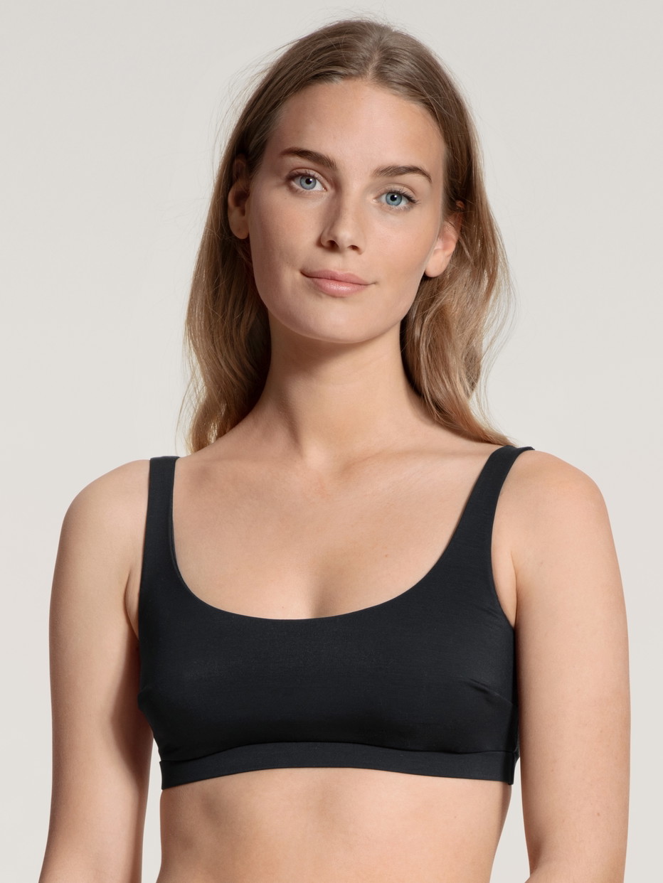 Damen-Model trägt Bustier aus Modal in Schwarz, Einfarbig aus Serie Natural Skin von CALIDA, Vorderansicht