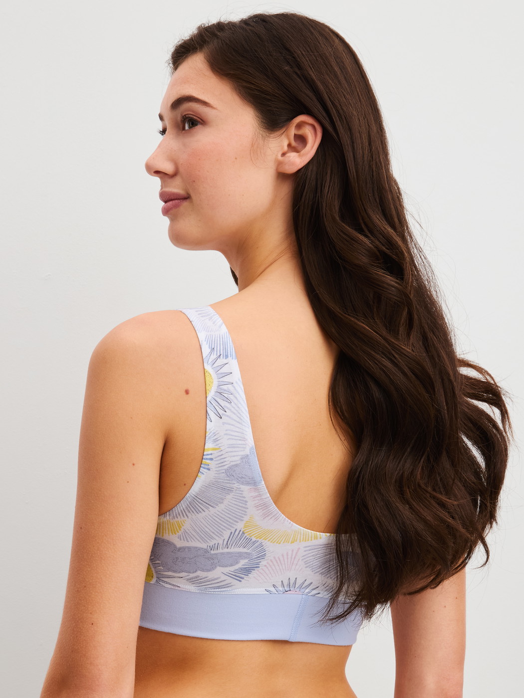 Le mannequin Femme porte le/la Brassière en Coton de couleur Bleu, À motifs, de la série EDITION 85 de CALIDA, Vue arrière