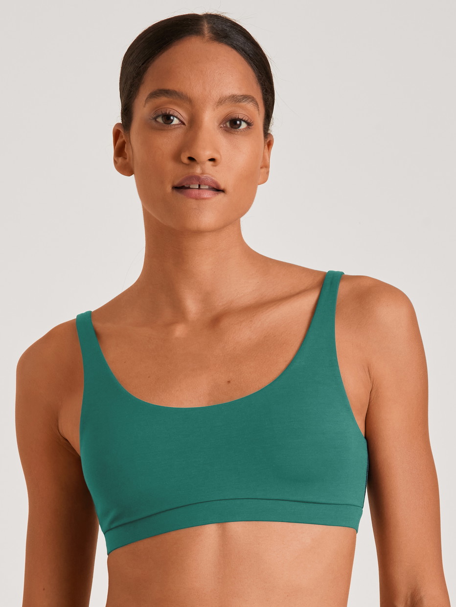 Damen-Model trägt Bustier aus Modal in Grün, Einfarbig aus Serie Natural Skin von CALIDA, Vorderansicht