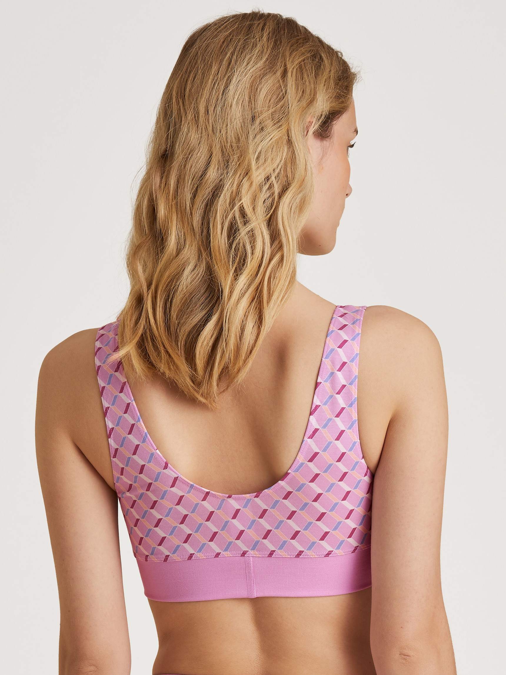Le mannequin Femme porte le/la Brassière en Coton de couleur Rose, Motif, de la série Elastic Trend de CALIDA, Vue arrière