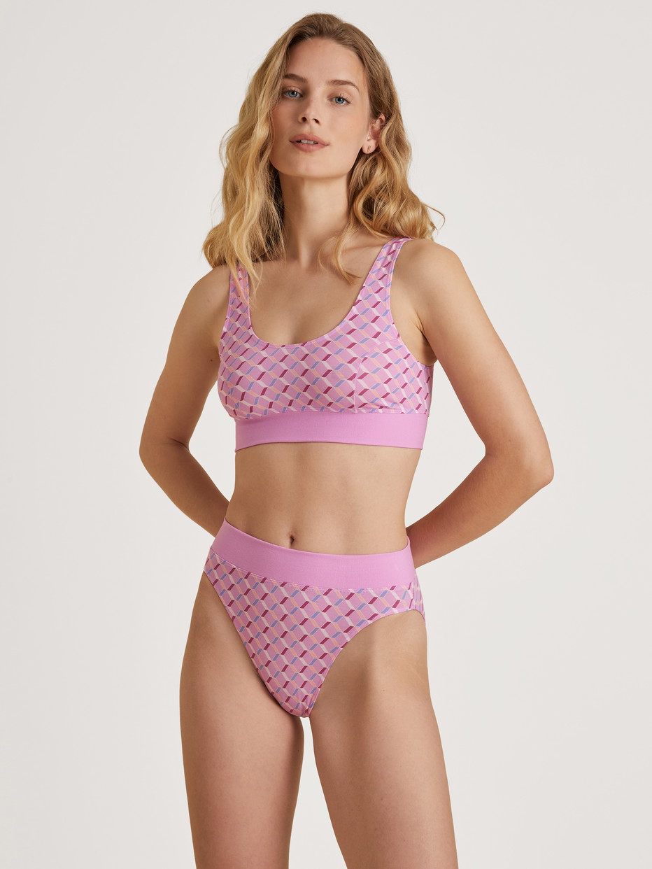 Damen-Model trägt Bustier mit Softbund aus Baumwolle in Rosa, Motiv aus Serie Elastic Trend von CALIDA, Vorderansicht, Outfit