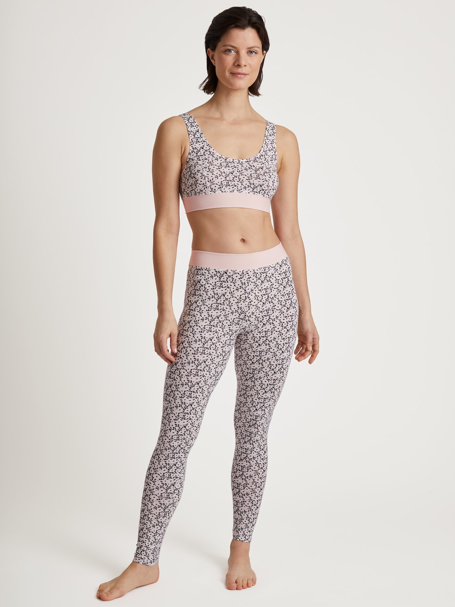Damen-Model trägt Bustier mit Softbund aus Baumwolle in Rosa, Floral aus Serie Elastic Trend von CALIDA, Outfit
