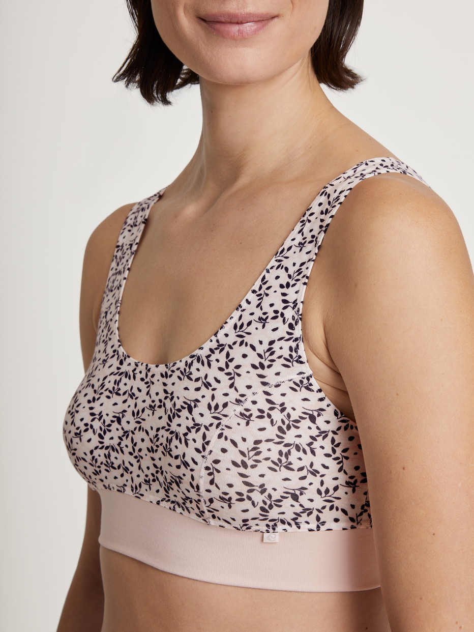 Damen-Model trägt Bustier mit Softbund aus Baumwolle in Rosa, Floral aus Serie Elastic Trend von CALIDA, Detail