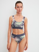 Damen-Model trägt Bustier mit Softbund aus Baumwolle in Grau, Floral aus Serie Elastic Trend von CALIDA, Outfit