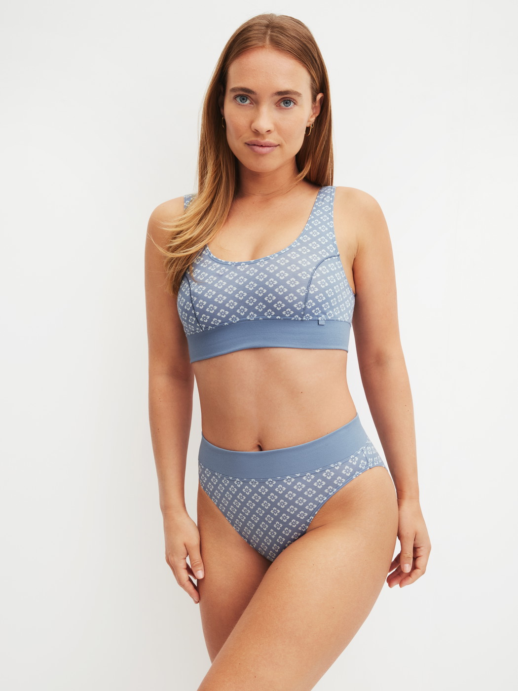 Damen-Model trägt Bustier mit Softbund aus Baumwolle in Blau, Kariert aus Serie Elastic Trend von CALIDA, Outfit