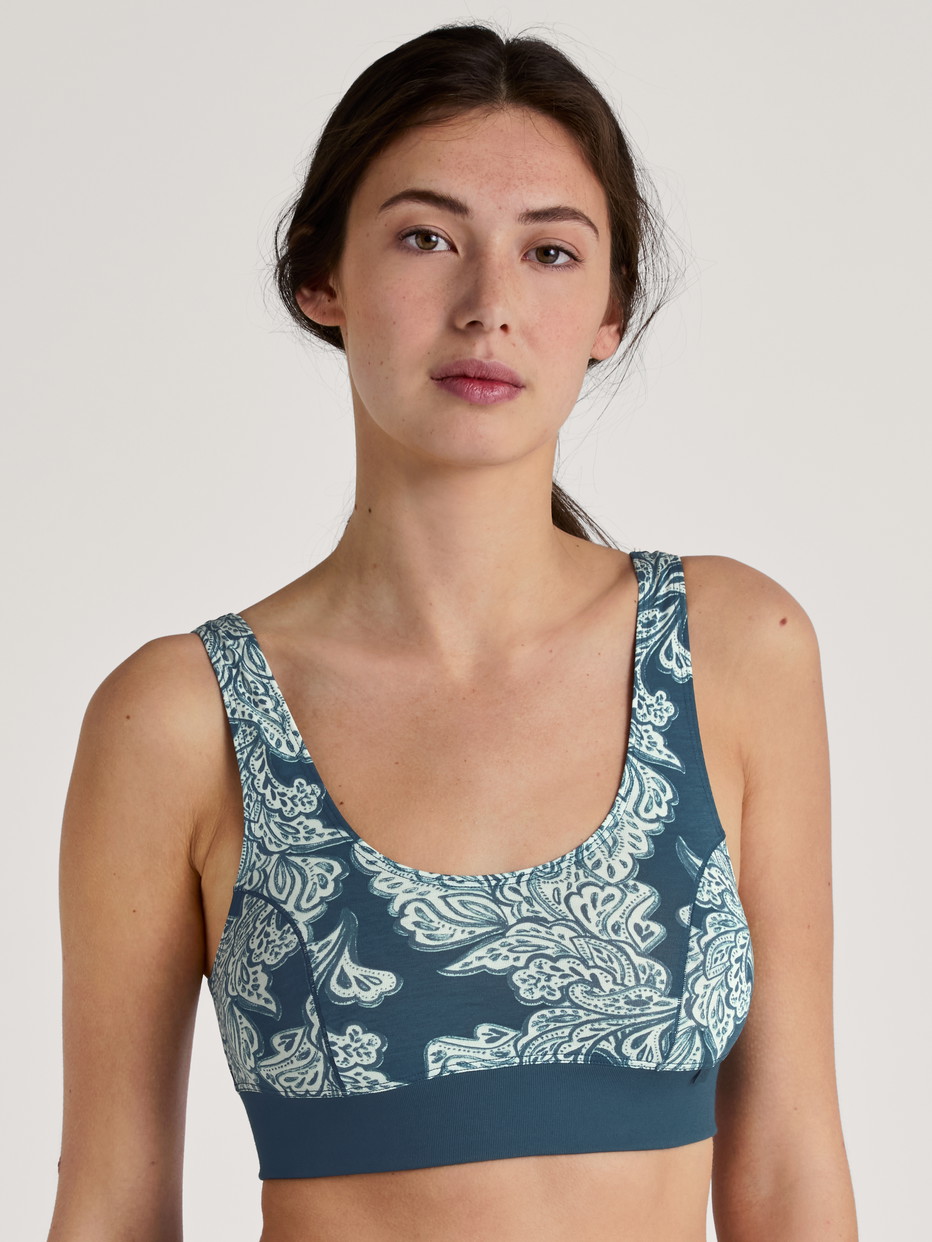 Damen-Model trägt Bustier mit Softbund aus Baumwolle in Türkis, Gemustert aus Serie Elastic Trend von CALIDA, Vorderansicht