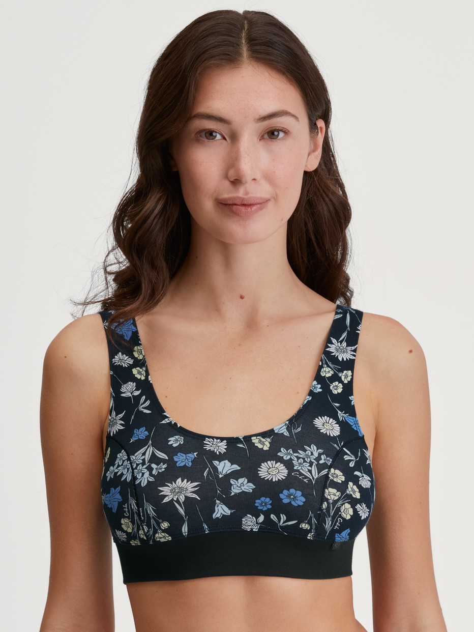 Damen-Model trägt Bustier mit Softbund aus Baumwolle in Schwarz, Floral aus Serie Elastic Trend von CALIDA, Vorderansicht