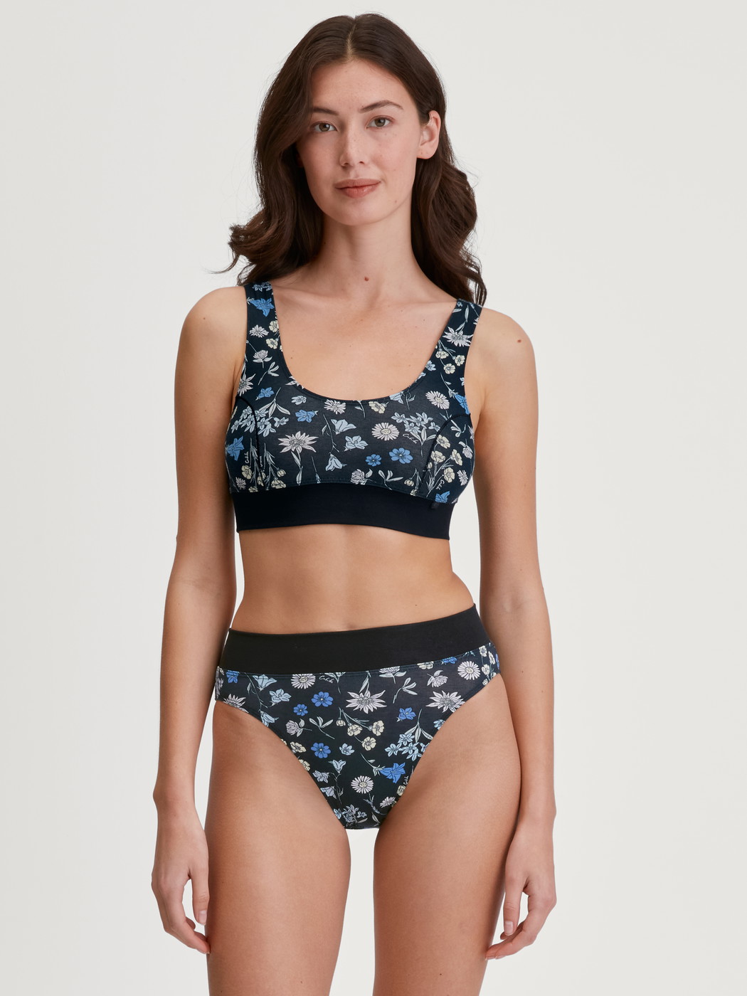 Women model is wearing Bustier made of Cotton in Black, Floral from the Elastic Trend series by CALIDA, Outfit