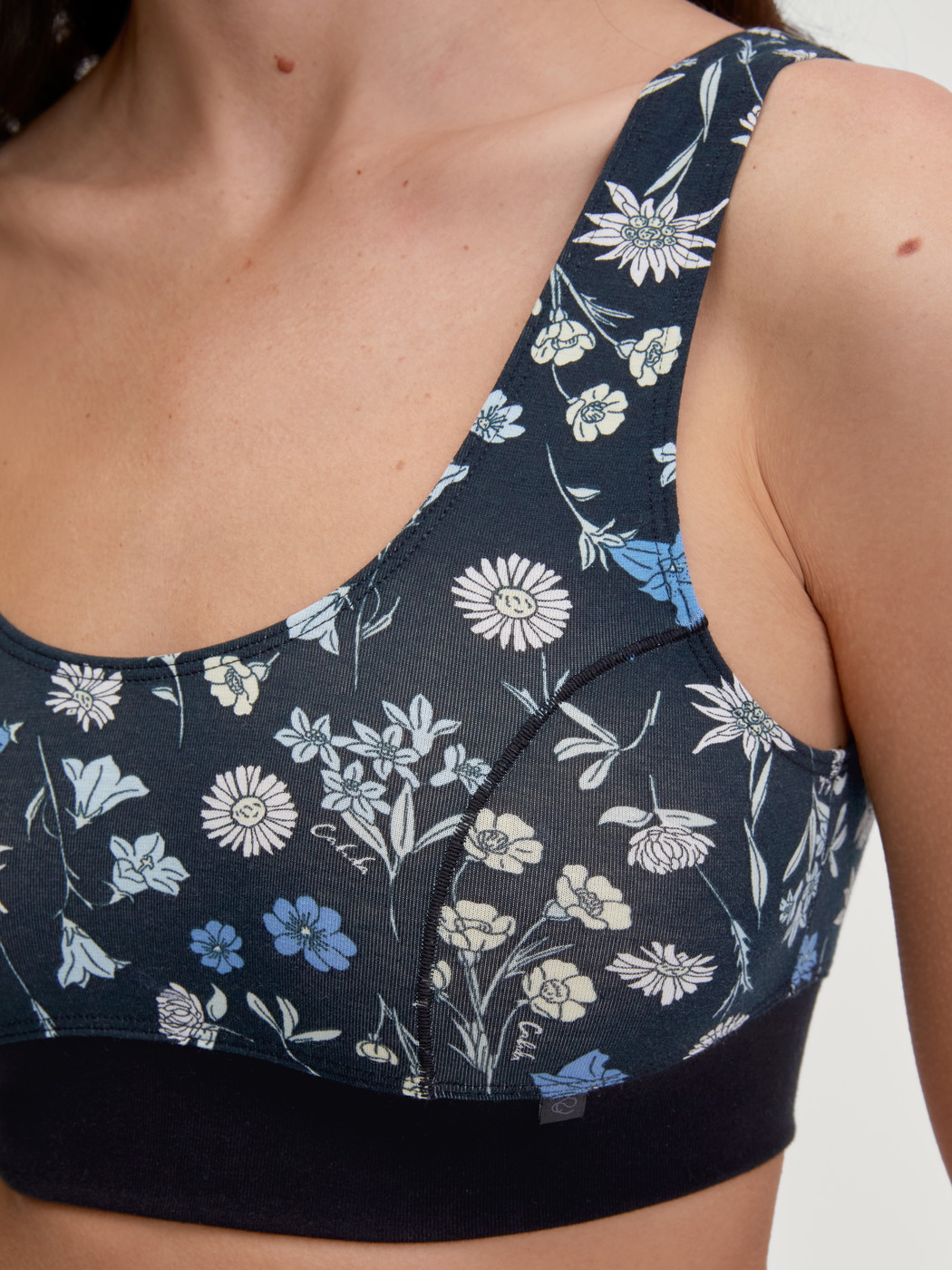 Women model is wearing Bustier made of Cotton in Black, Floral from the Elastic Trend series by CALIDA, Detail
