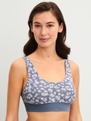 Damen-Model trägt Bustier mit Softbund aus Baumwolle in Grau, Gemustert aus Serie Elastic Trend von CALIDA, Vorderansicht
